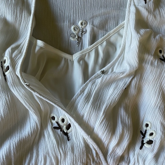 White long sleeve romper with flower embroidery - Picture 8 of 8